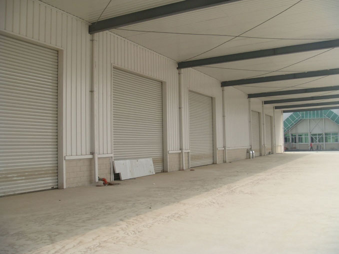 物(wù)流園區(qū)白(bái)色系抗風(fēng)門(mén)