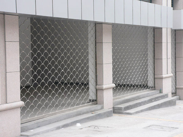 不(bù)鏽鋼魚鱗型大(dà)花(huā)電(diàn)動網型卷簾門(mén)